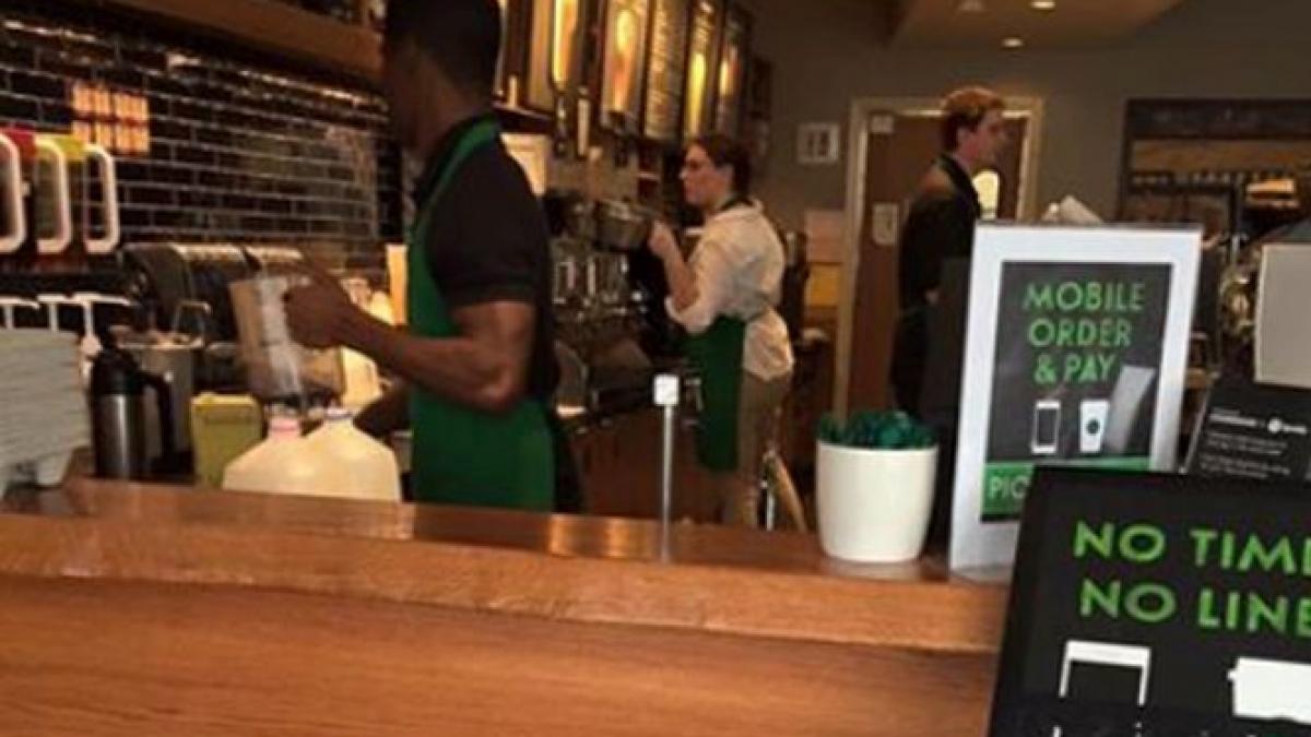 ce a patit un barbat surd intr o cafenea starbucks o tanara i a dat un bilet si