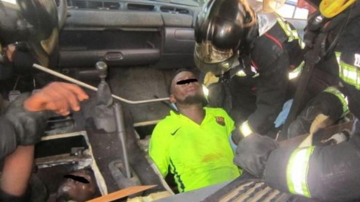 politistii au oprit o masina la granita l au rugat pe sofer sa coboare apoi au facut o descoperire