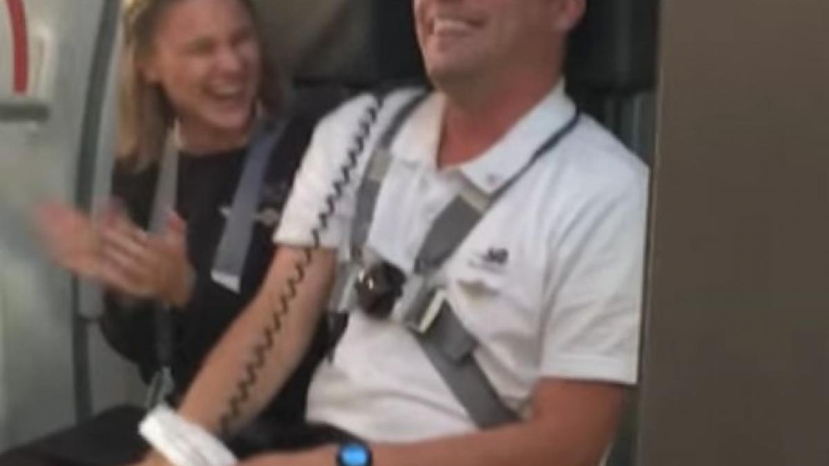 avionul era gata de aterizare cand insotitorul de zbor a inceput sa vorbeasca