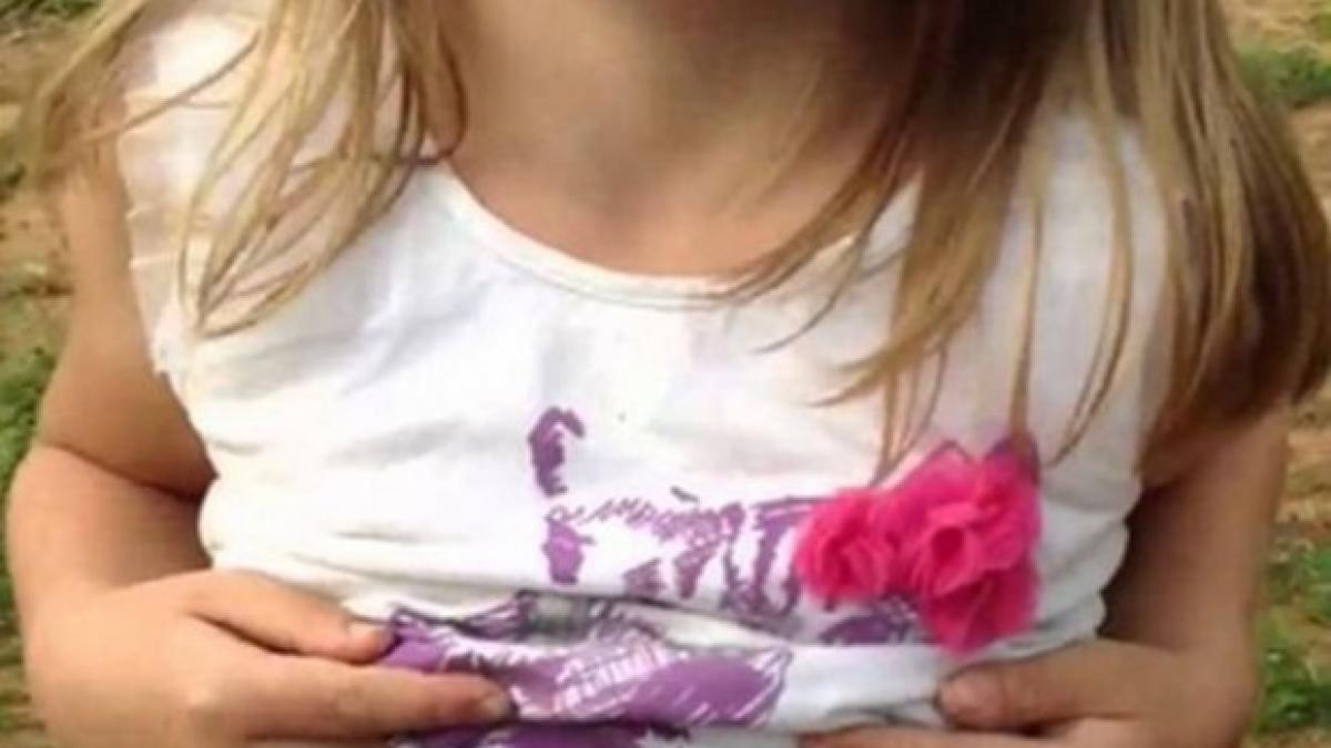 fetita s a plans de dureri de burta in timpul orelor iar profesorul a trimis o imediat la cabinetul