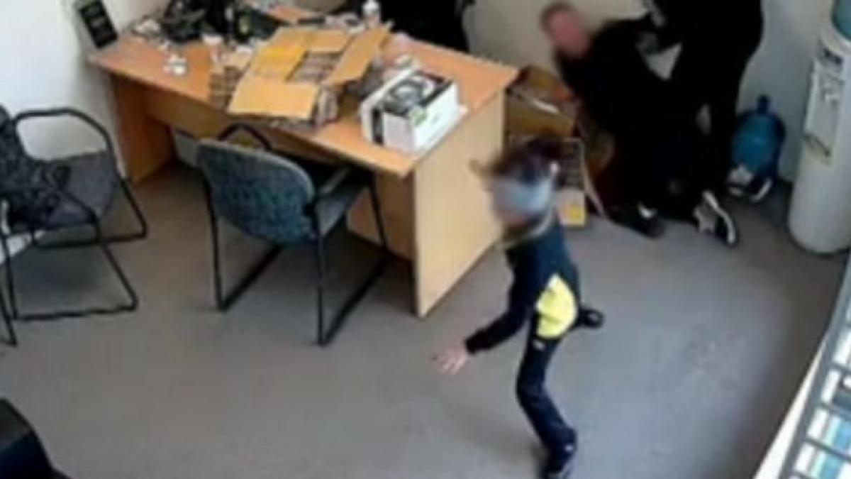 momentul in care o fetita de sase ani incearca sa opreasca un hot inarmat cu un topor