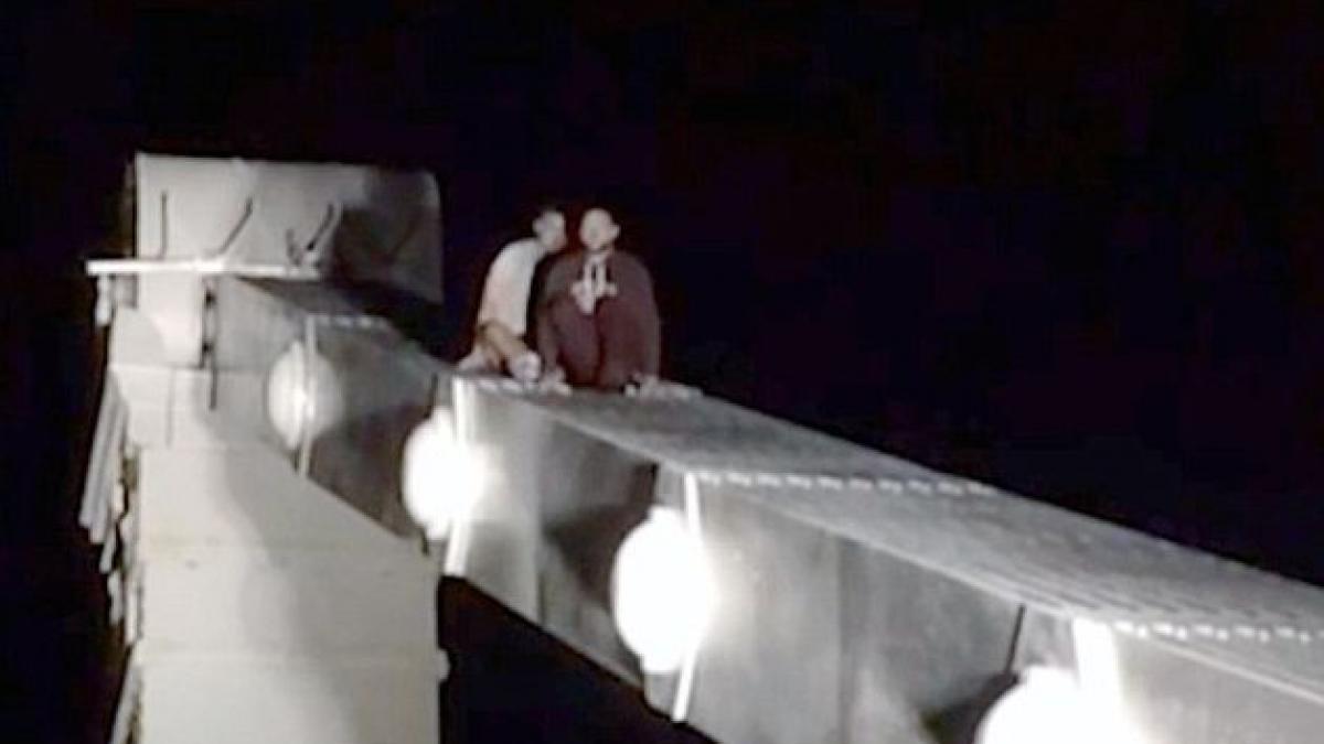 s a urcat pe un pod hotarat sa isi ia viata insa s a razgandit in ultima clipa martorii au asistat