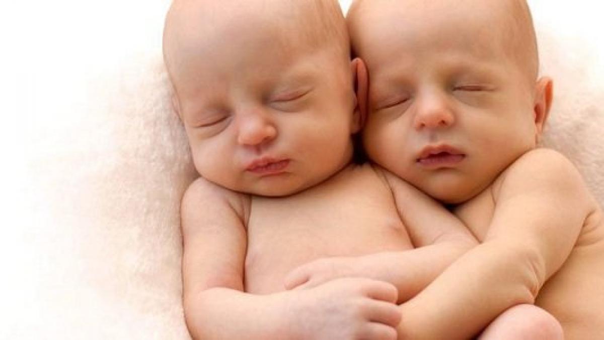 video impresionat o nou nascuta si a imbratisat sora geamana care era pe moarte ce a urmat a socat