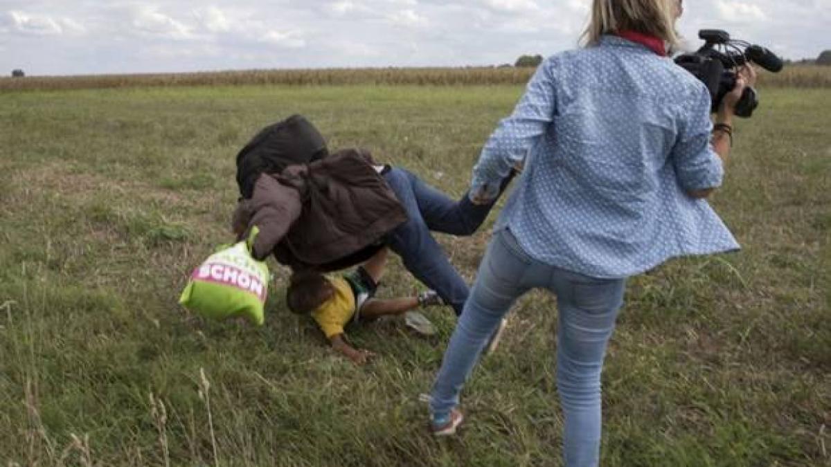 ce s a intamplat cu jurnalista din ungaria filmata in timp ce lovea cu piciorul imigranti la