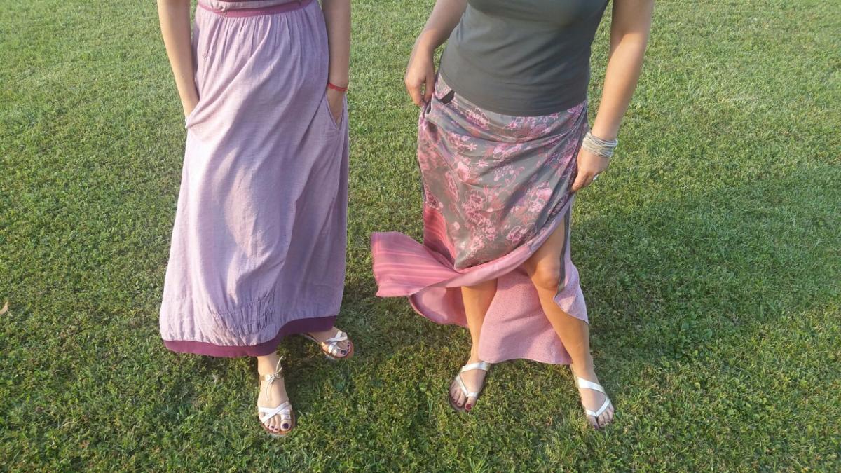 doua jurnaliste poarta acelasi nume se imbraca la fel si isi cumpara aceleasi lucruri pe nevorbite