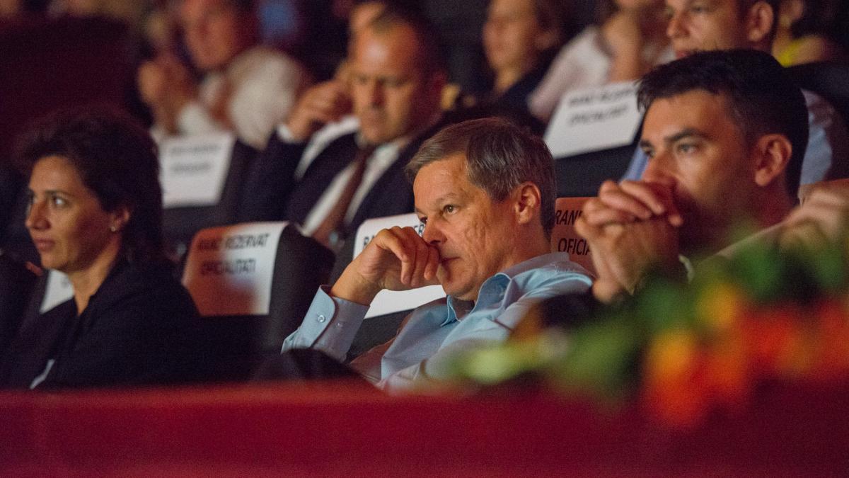 premierul dacian ciolos la premiera filmului sieranevada de cristi puiu