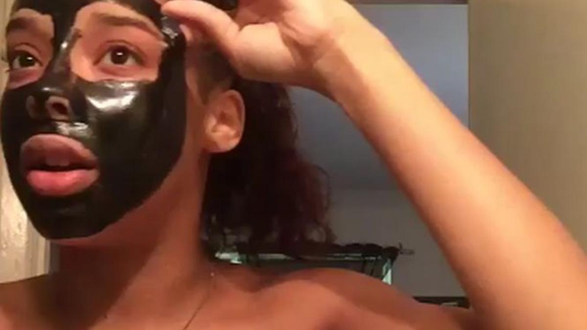 s a filmat incercand o noua masca faciala