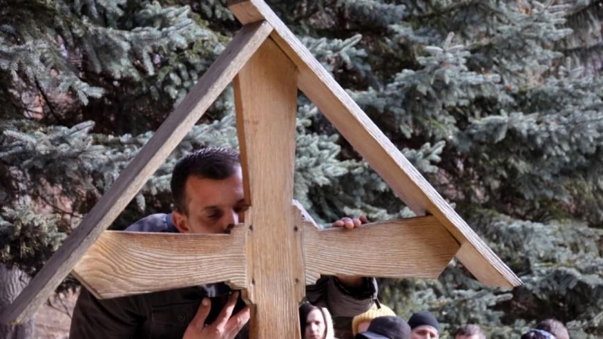 selfie la mormantul lui arsenie boca si parada cu masini de fite la manastire nu vin ca sa se roage