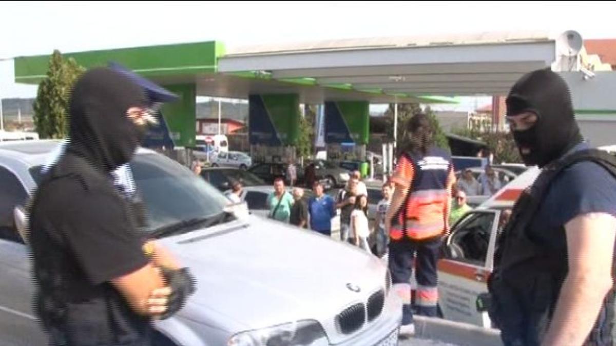 scandal cu politia in mijlocul strazii un sofer s a incuiat in masina