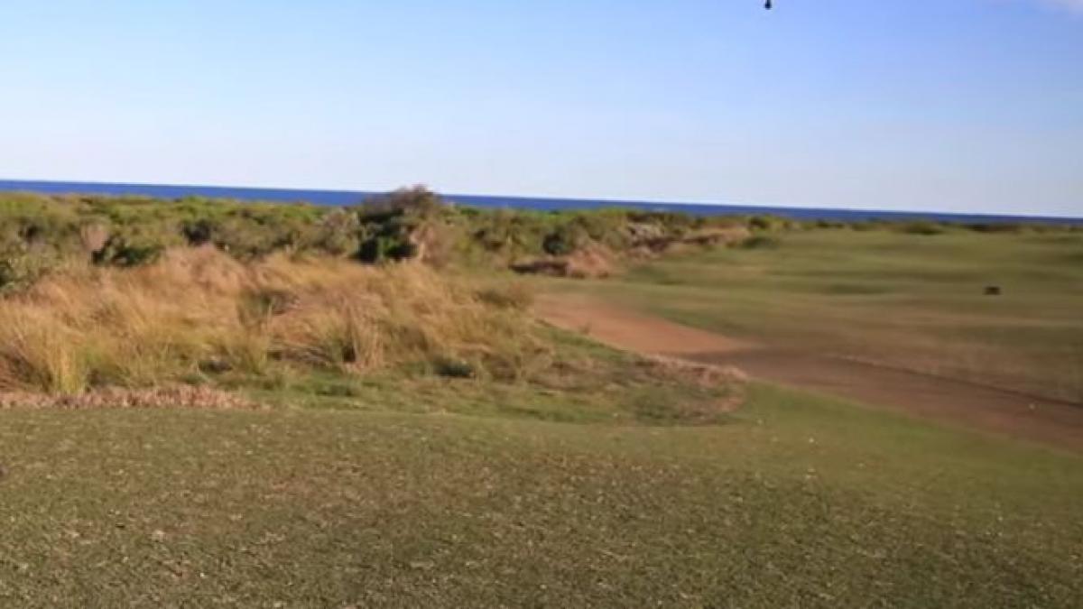 isi folosea drona pentru a filma un teren de golf cand ceva incredibil s a intamplat