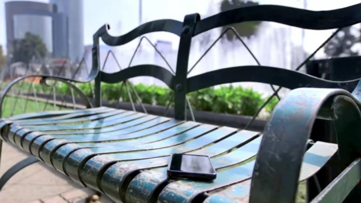 au lasat la intamplare 100 de telefoane pe strada si au filmat ce se intampla video surprinzator