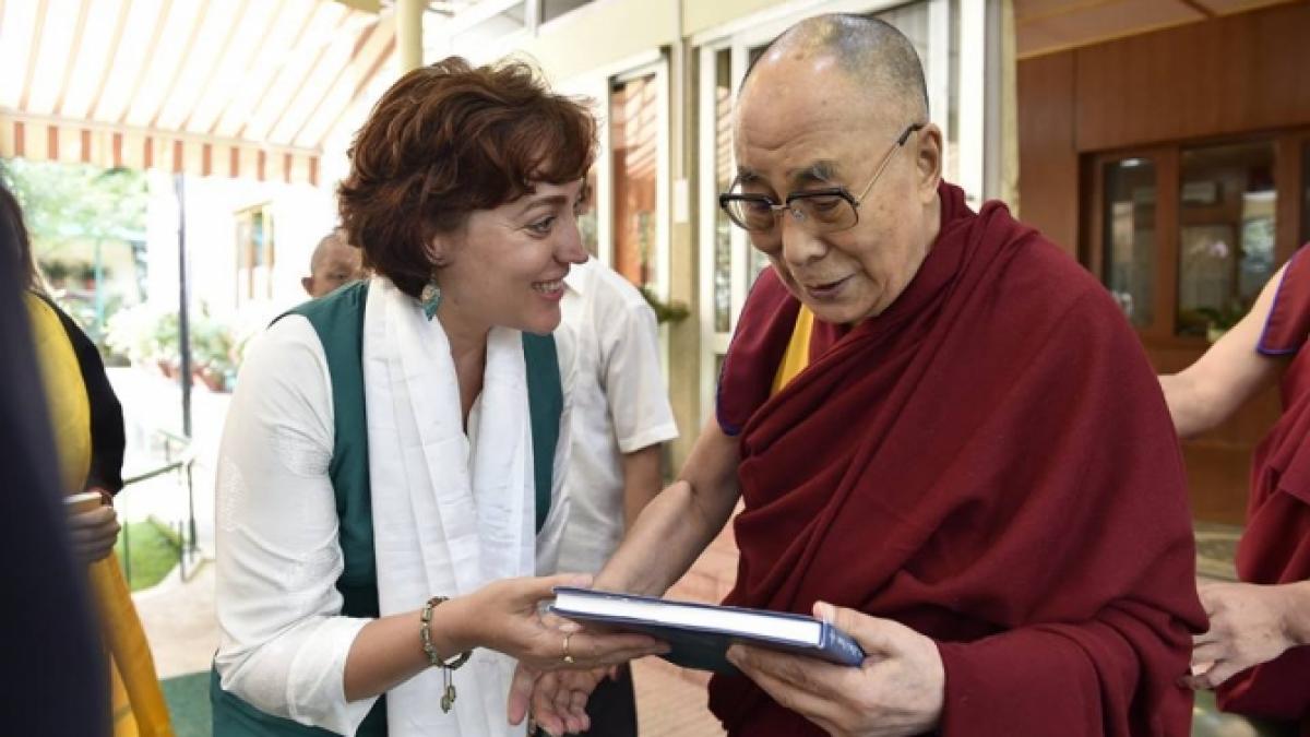 dalai lama a primit un album cu fotografii ale regelui mihai cum a reactionat