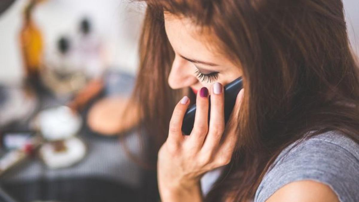 de ce trebuie sa tii telefonul doar in mana dreapta