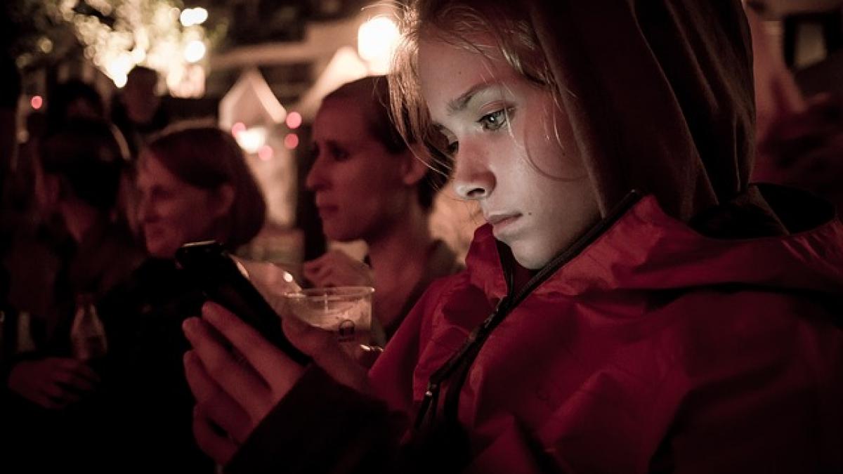 fiica afla din greseala ca mama ei are o aventura