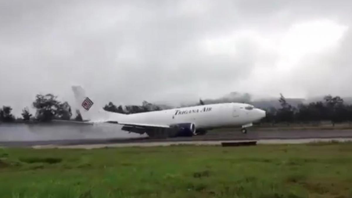 incident aviatic pe un aeroport din indonezia avionul avea la bord peste 14 mii de tone de