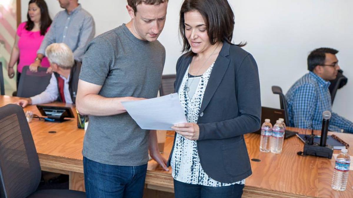 reactia facebook in scandalul cenzurii fotografiei fetitei napalm scrisoarea trimisa premierului