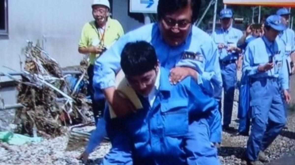 scandal urias in japonia un politician a fost carat in spate ca sa nu se ude