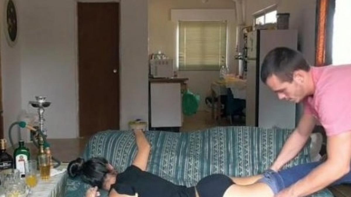 aceasta tanara s a imbatat si a adormit pe canapea barbatul incepe sa o dezbrace dupa care supriza