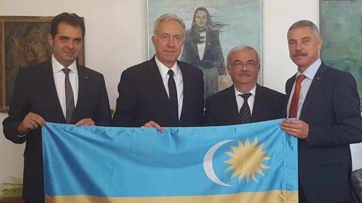 ambasadorul sua la bucuresti s a fotografiat cu steagul secuiesc la o intalnire cu liderii maghiari