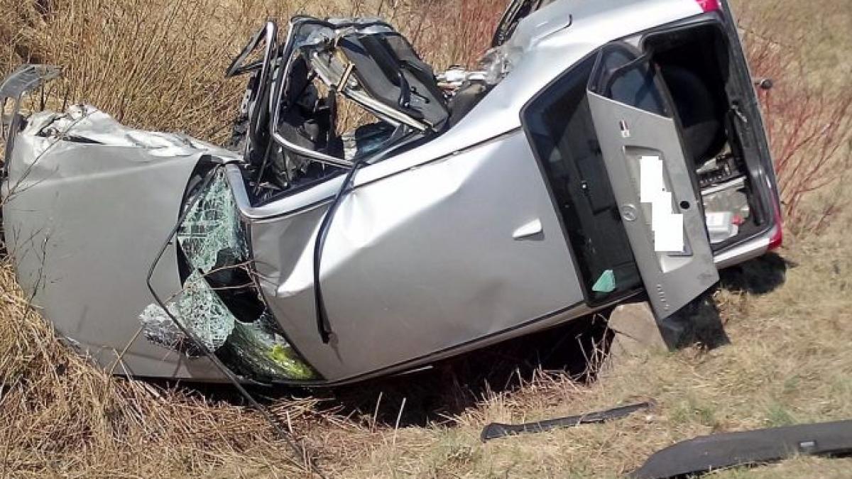 patru romani morti intr un accident in franta masina in care erau a fost aruncata de pe carosabil