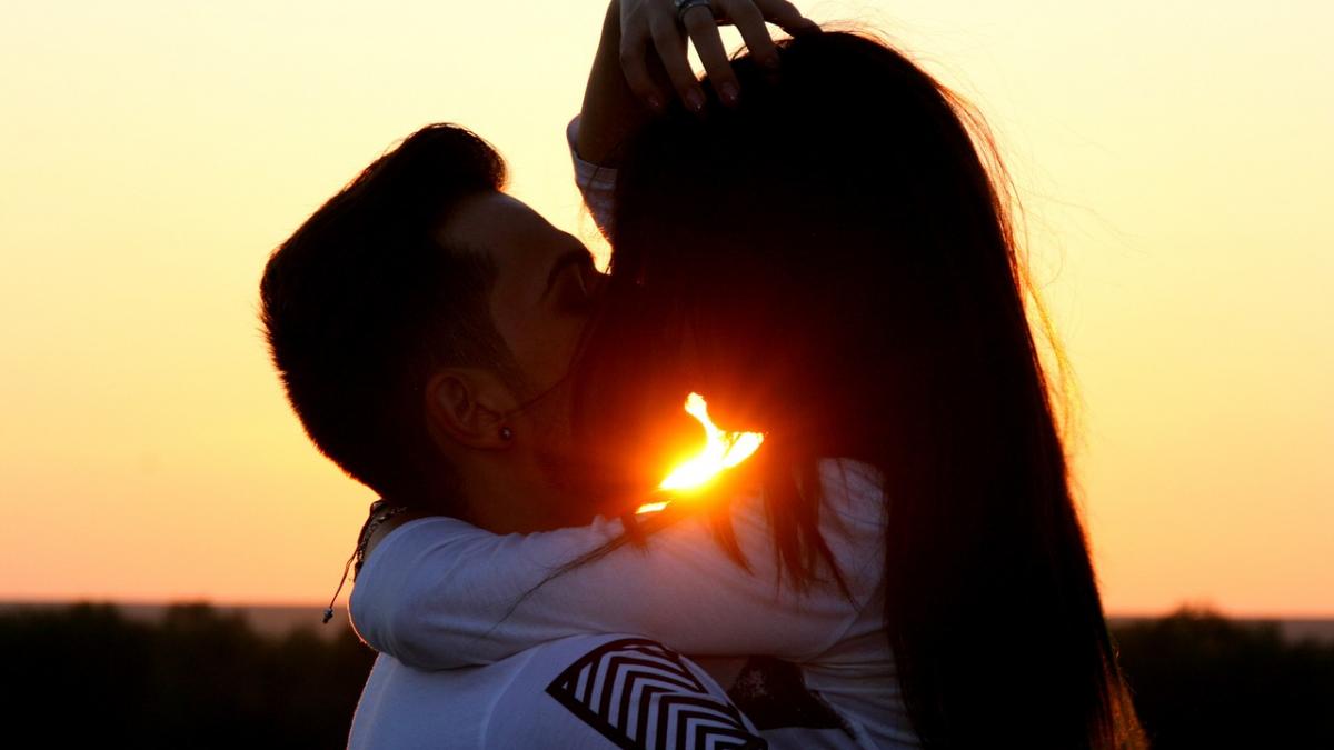 si a petrecut noaptea cu o fata care era intr o relatie dar a vrut sa l instiinteze si pe iubitul