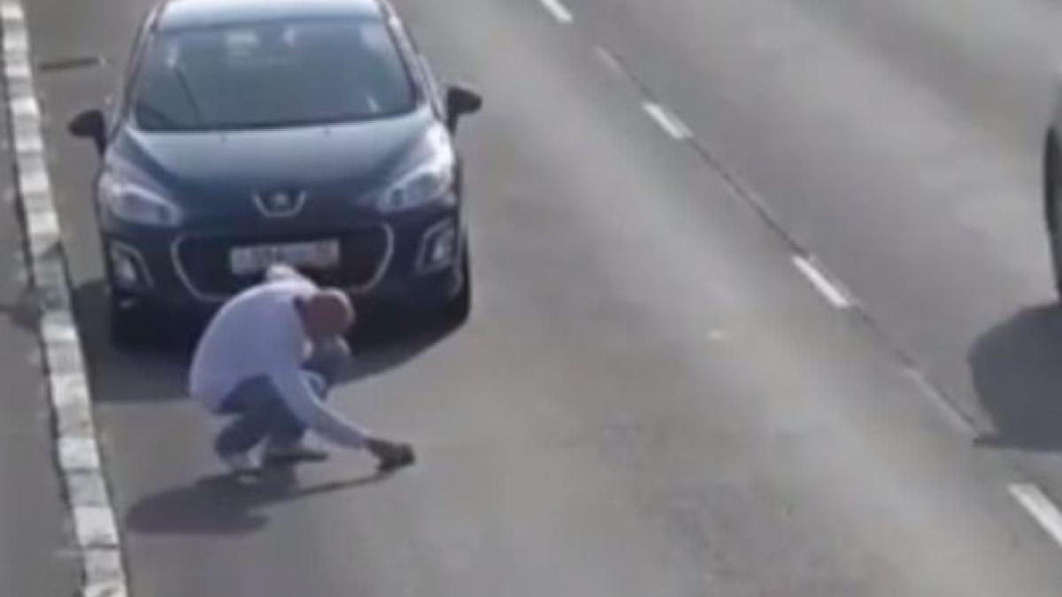 a vazut ceva bizar pe mijlocul soselei si a pus viata in pericol si a oprit masina pe cine a salvat