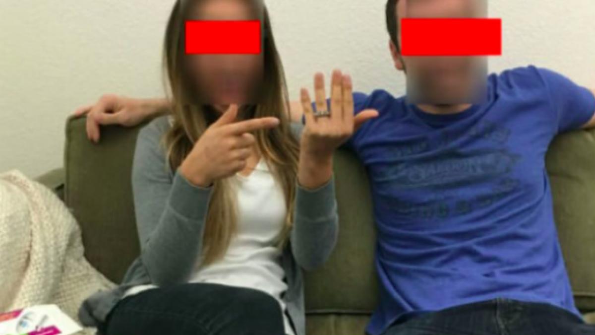 a vrut sa le arate tuturor inelul de logodna dar s a facut de ras ce a aparut in poza si nu trebuia