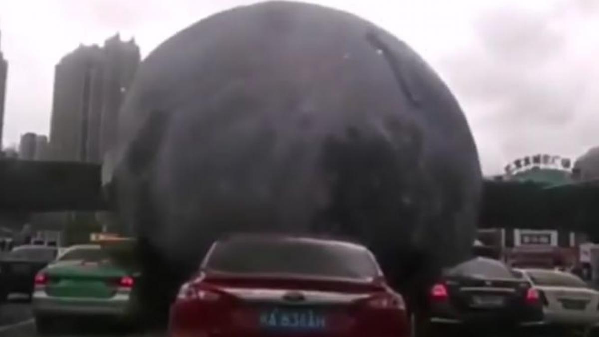 balon urias in mijlocul drumului