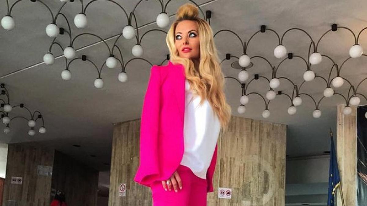 delia isi tine hainele pantofii si palariile pe un etaj intreg