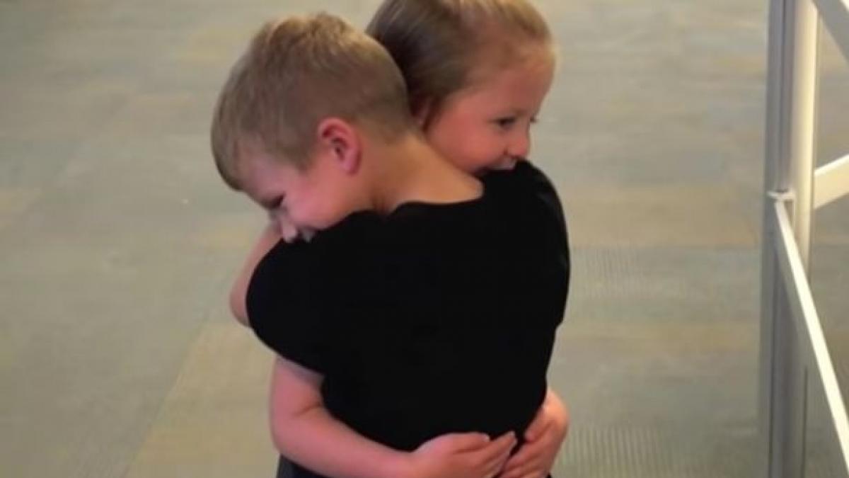 imaginile care iti vor incalzi sufletul doi copii de cinci ani se revad in aeroport dupa luni de