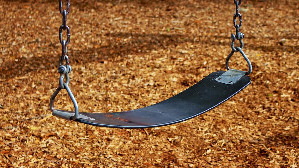 la un pas de tragedie in curtea scolii un leagan a cazut peste doi copii