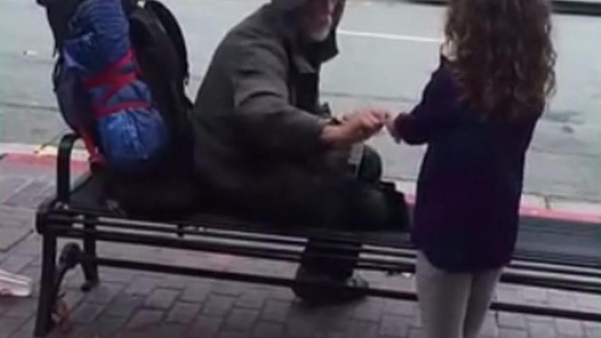 se afla cu fiica lui intr un restaurant copila s a ridicat de la masa si s a apropiat de un om fara