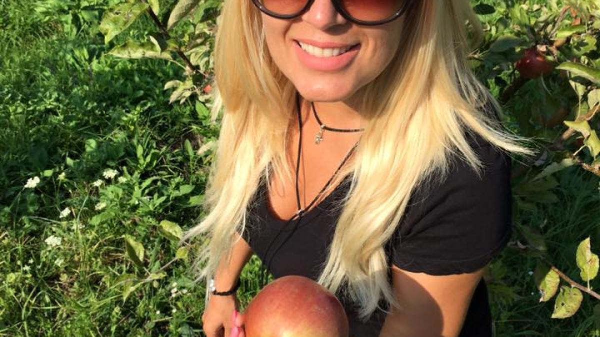 elena udrea la cules de mere cum s a fotografiat in livada unui apropiat