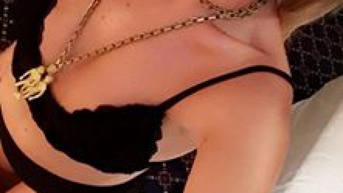 alexandra stan a postat o fotografie scandaloasa pe facebook reactia geniala a unor fani