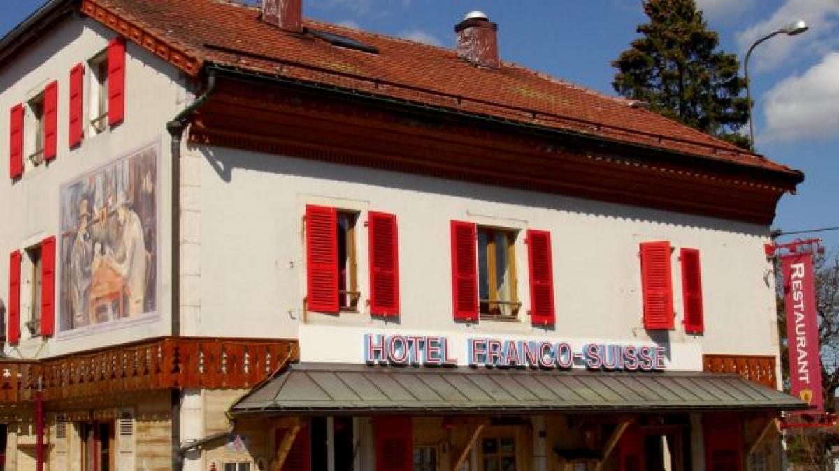 hotelul unic in lume dormitorul e in elvetia si baia se afla in franta