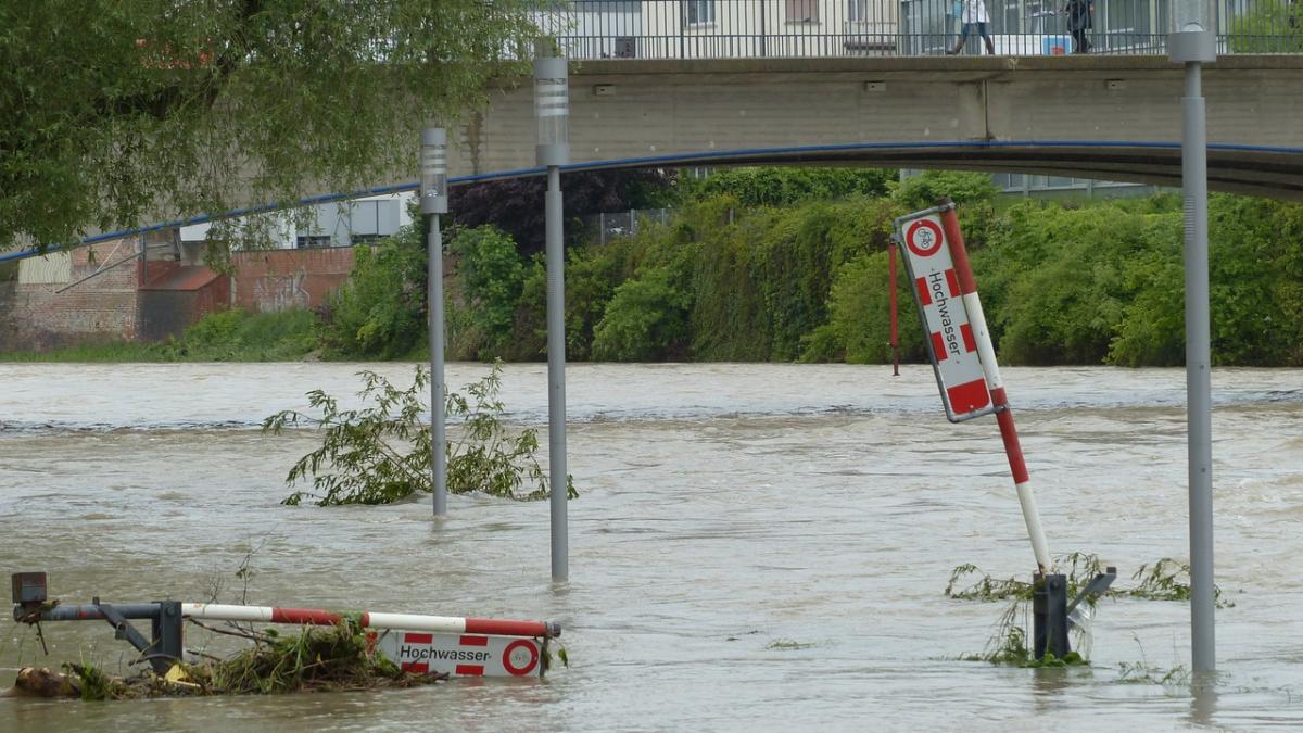 a sunat la 112 dupa ce a ramas blocata in masina sub un pod