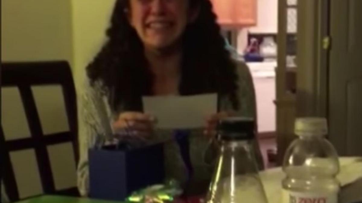 s a asezat la masa cu mama si sora ei ce s a intamplat dupa ce a primit un bilet mesajul a coplesit