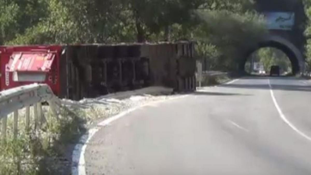 un tir s a rasturnat pe o sosea din bulgaria soferul a avut un soc cand a privit dezastrul erau