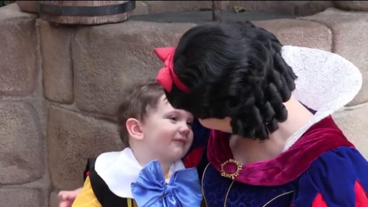 ce a facut un copil autist cand a ajuns langa alba ca zapada mama lui a izbucnit imediat in plans