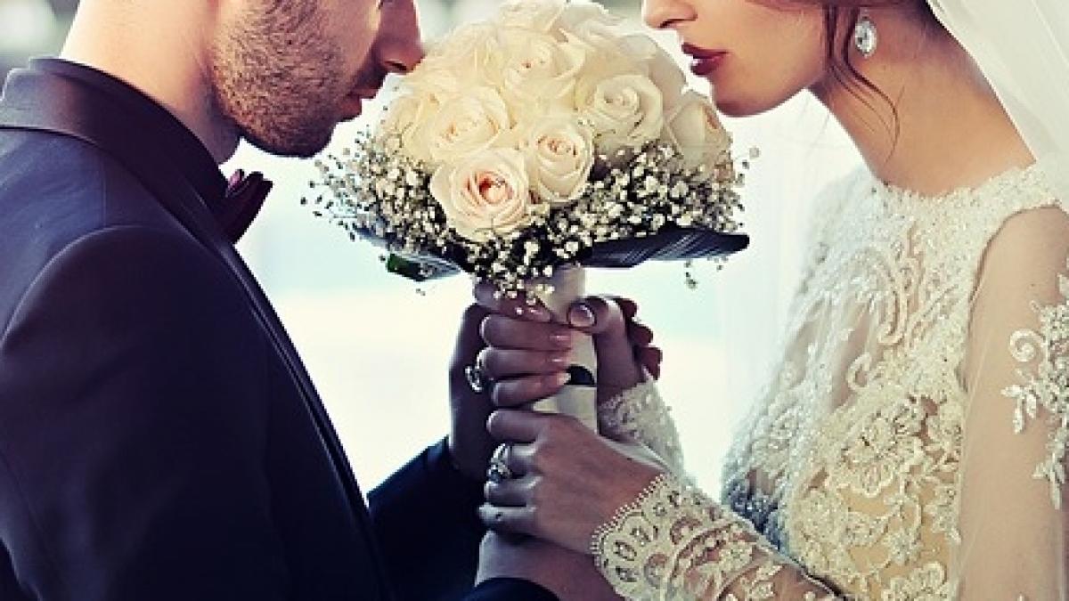 sotia i a murit cu doi ani in urma politistii s au uitat la fotografiile ei de nunta si au