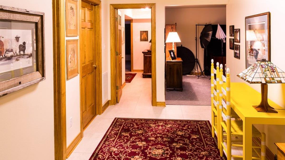 ai intrat incaltat in casa inlatura imediat covorul este pericol