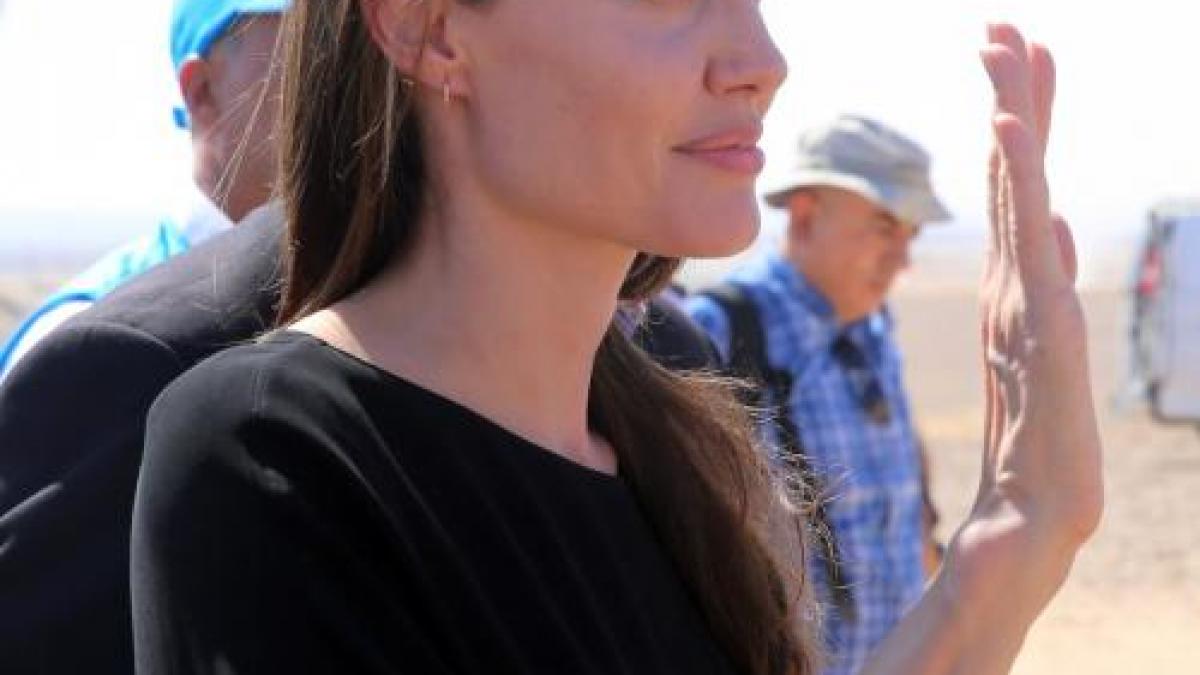 angelina jolie socheza fanii ce mesaj a transmis actrita pe twitter