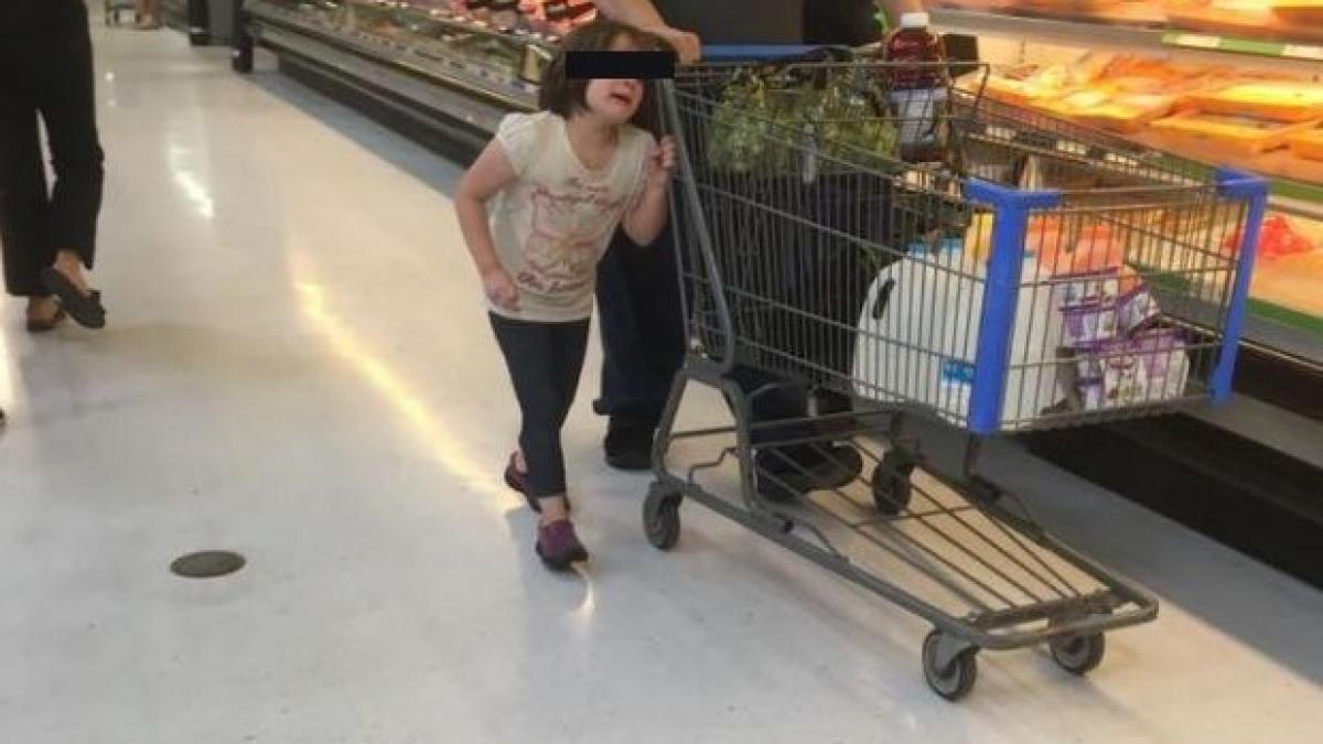 isi facea cumparaturile in supermarket cand a auzit tipete cand s a uitat la barbatul de langa ea a