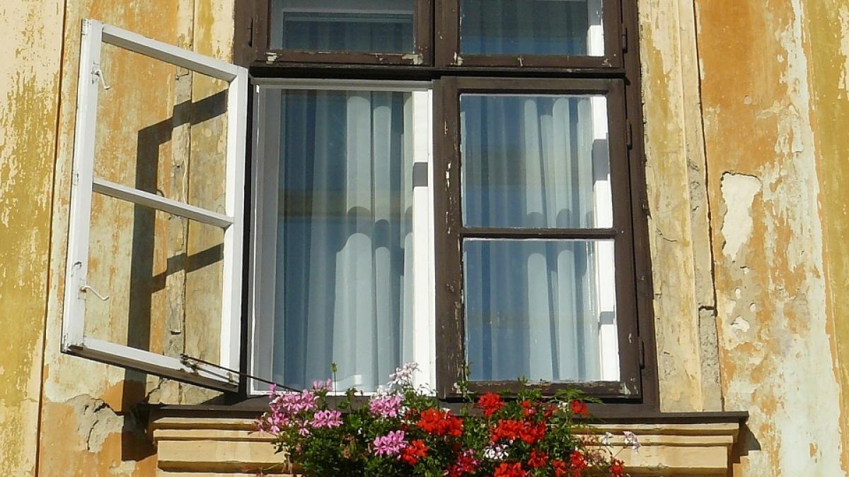 o femeie a sarit pe geam de frica iubitului baut ce s a intamplat cu fiica femeii in varsta de 14