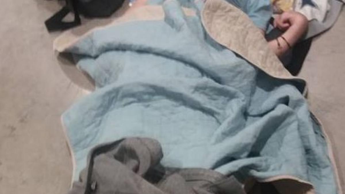 era intins pe jos in aeroport oamenii treceau pe langa el si nu intelegeau ce se intampla