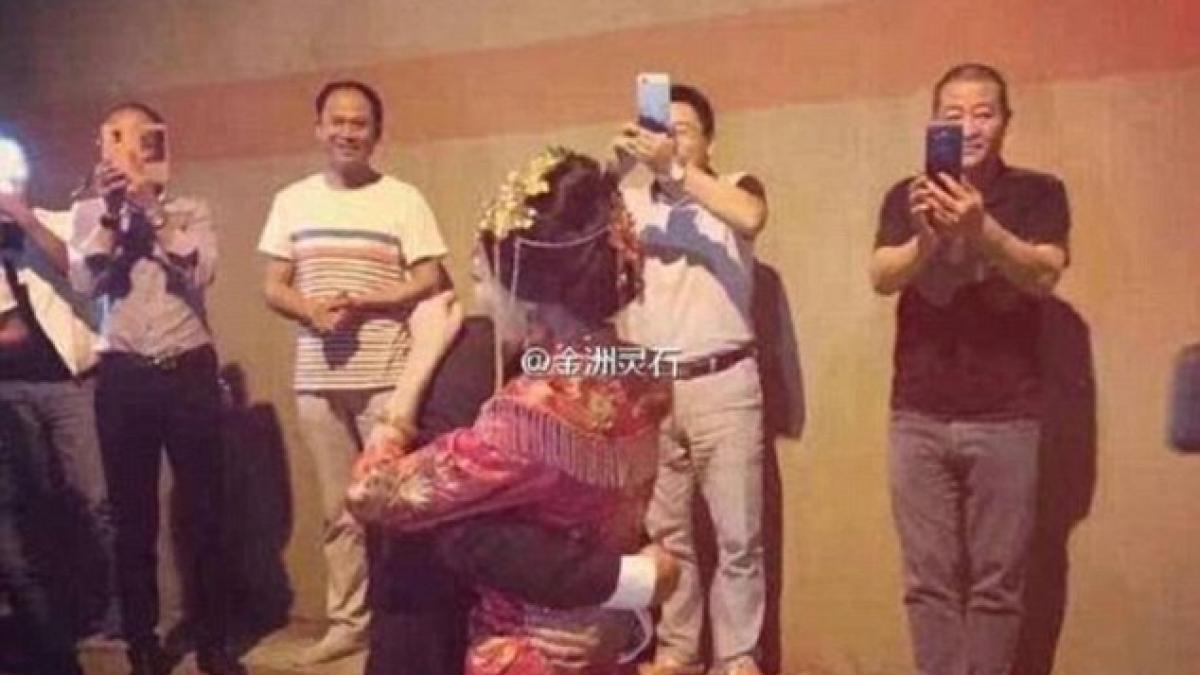 erau in drum spre nunta lor cand au ramas blocati intr un tunel decizia mirilor i a surprins pe