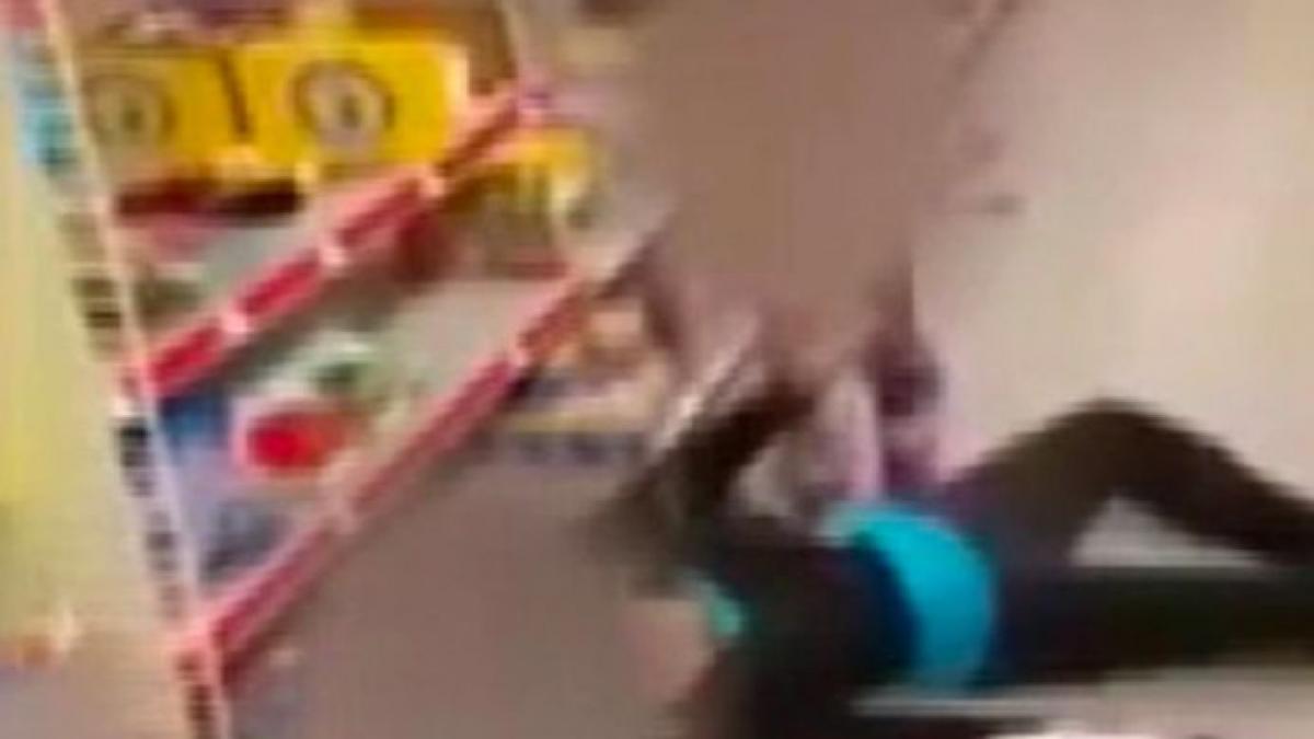 mama ei a lesinat in magazin fetita de 2 ani tipa si o implora sa se ridice reactia oamenilor