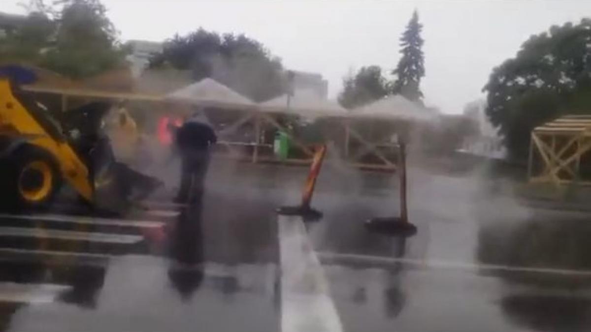 asfaltare pe ploaie la ploiesti bataie de joc pe bani publici pur si simplu baltea in apa