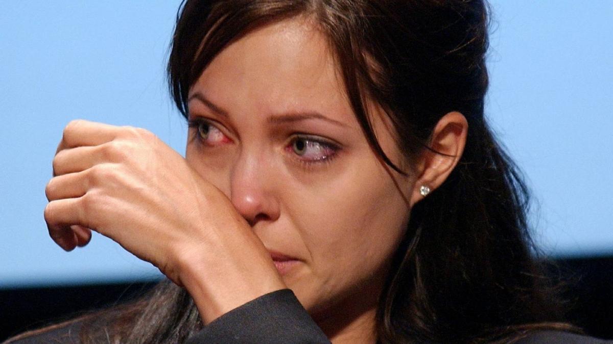 o fosta bona face dezvaluiri ce se intampla in casa angelinei si a lui brad era anarhie si haos