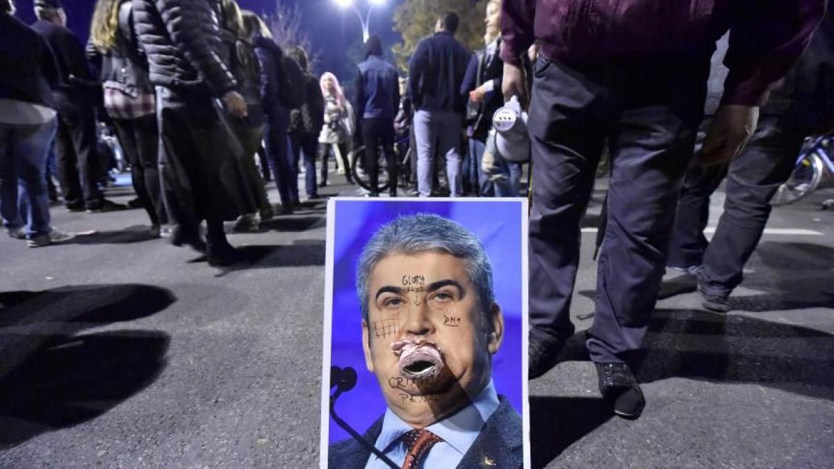 protestatarii ies din nou in strada in capitala sa ceara demisia lui gabriel oprea din parlament